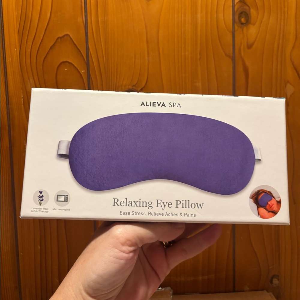 Relaxing eye pillow
